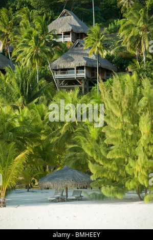 Strandhütte des Hilton Bora Bora Nui Resort Hotel mit Liegestühlen Stockfoto