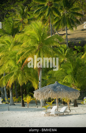 Strandhütte des Hilton Bora Bora Nui Resort Hotel mit Liegestühlen Stockfoto