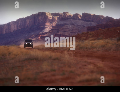 Jeep Wrangler fahren auf einem einsamen Feldweg in Utah, USA Stockfoto