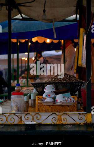 Die Imbissbuden von Djemaa El Fna, Marrakesch, Marokko wichtigsten öffentlichen Platz verkaufen orange Saft, Muttern, Schnecken und traditionelle Speisen. Stockfoto