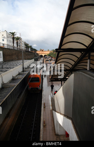 High-Speed-Züge am Rabat Ville Bahnhof (Estación de Desamparados) in der Stadt Rabat, die Hauptstadt von Marokko. Stockfoto