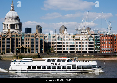 Westminster Party Boote "Mercia" vorbei St. Pauls Cathedral Stockfoto