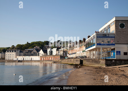 Leere Promenade und Restaurant mit Blick auf das Meer bei Swanage Stockfoto