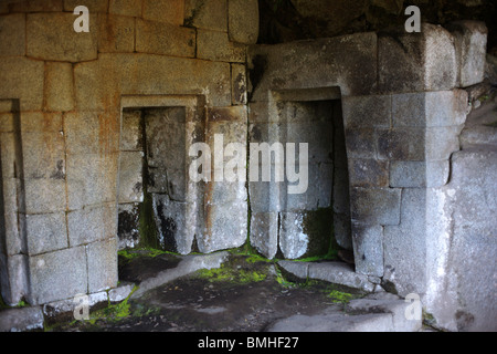 Der Tempel des Mondes in einer Höhle unter der Spitze Huayna Picchu am alten Inka-Ruinen von Machu Picchu in der Nähe von Cusco in Peru Stockfoto