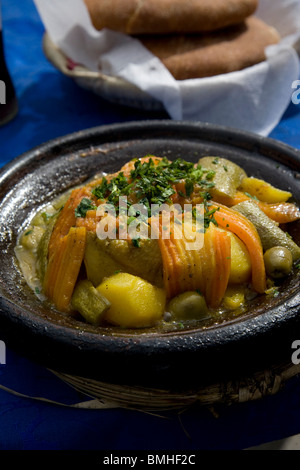 Tajine oder Tagine, eine Art von Kochgeschirr und traditionelles Gericht, das mit marokkanischer Küche üblich, wie hier in Marrakesch. Stockfoto