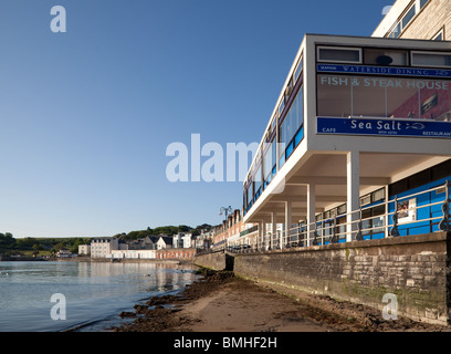 Leere Promenade und Restaurant mit Blick auf das Meer bei Swanage Stockfoto