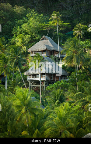 Strandhütte des Hilton Bora Bora Nui Resort Hotel mit Liegestühlen Stockfoto