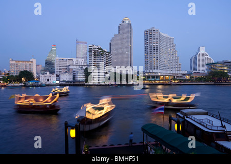 Chao Phraya River und die moderne Skyline Bangkoks, Bezirk Bangrak, Bangkok, Thailand, Südostasien Stockfoto