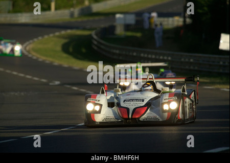 Audi R8 (Siegerfahrzeug Audi Japan) in der ersten Runde des 2004 Le Mans 24 h-Rennen Stockfoto