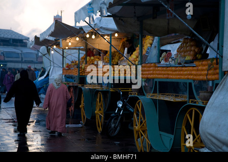 Die Imbissbuden von Djemaa El Fna, Marrakesch, Marokko wichtigsten öffentlichen Platz verkaufen orange Saft, Muttern, Schnecken und traditionelle Speisen. Stockfoto