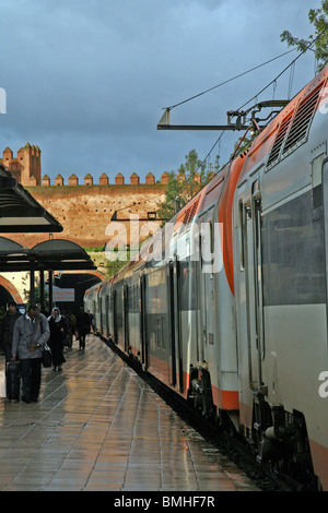 High-Speed-Züge am Rabat Ville Bahnhof (Estación de Desamparados) in der Stadt Rabat, die Hauptstadt von Marokko. Stockfoto