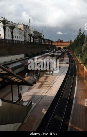 High-Speed-Züge am Rabat Ville Bahnhof (Estación de Desamparados) in der Stadt Rabat, die Hauptstadt von Marokko. Stockfoto