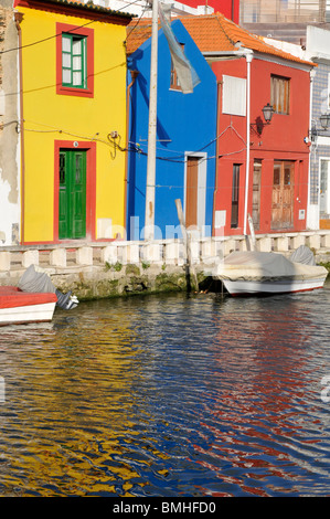 Bunten Häuser in der Nähe des Kanals, Aveiro, Portugal Stockfoto