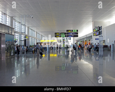 Blick entlang der Pier des terminal 3 (Luftseite), Flughafen, Malaga, Costa Del Sol, Provinz Malaga, Andalusien, Südspanien, Westeuropa. Stockfoto