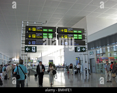 Blick entlang der Pier des terminal 3 (Luftseite), Flughafen, Malaga, Costa Del Sol, Provinz Malaga, Andalusien, Südspanien, Westeuropa. Stockfoto