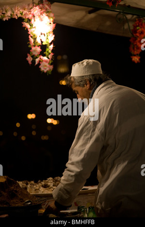 Die Imbissbuden von Djemaa El Fna, Marrakesch, Marokko wichtigsten öffentlichen Platz verkaufen orange Saft, Muttern, Schnecken und traditionelle Speisen. Stockfoto