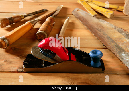 Schreiner Handwerker Handwerkzeuge sah Hammer Holz Klebeband Flugzeug Beitel Stockfoto