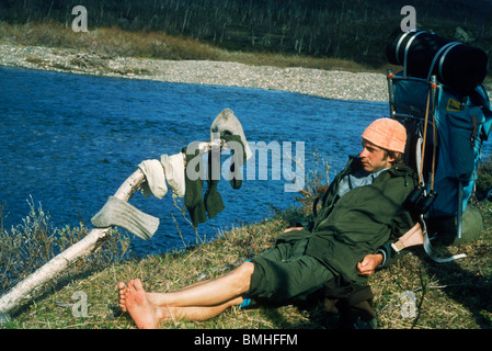 Wanderer trocknen nasse Socken neben Fluss im Rapadalen Tal der Sarek Nationalpark in Schweden die arktische Wildnis Stockfoto