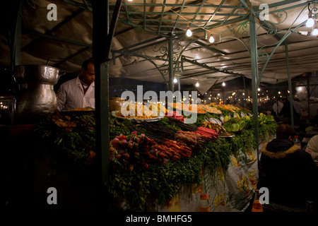 Die Imbissbuden von Djemaa El Fna, Marrakesch, Marokko wichtigsten öffentlichen Platz verkaufen orange Saft, Muttern, Schnecken und traditionelle Speisen. Stockfoto