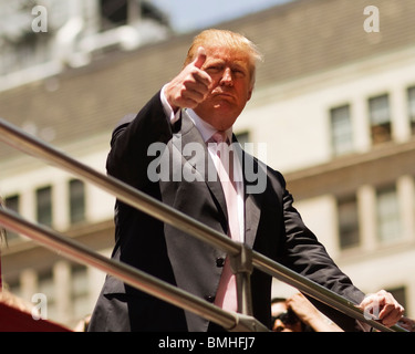 Donald Trump auf Doppeldeckerbus in New York City vom 8. Juni 2010, Trumpf ist nun Präsident der Vereinigten Staaten von Amerika. Stockfoto