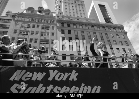 Donald Trump auf Doppeldeckerbus in New York City vom 8. Juni 2010, Trumpf ist nun Präsident der Vereinigten Staaten von Amerika. Stockfoto