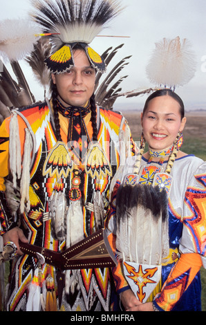 Ein hübsches Paar Native American Indian zeigt ihre bunten Stammes-Kleid auf der Umatilla Indian Reservation in Oregon, USA Stockfoto