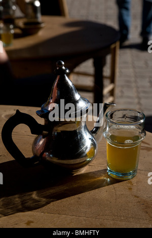 Eine Kellnerin gießt grüner Tee mit Minze im Cafe des Espices, in der Spice Souk von Marrakesch, Marokko. Stockfoto