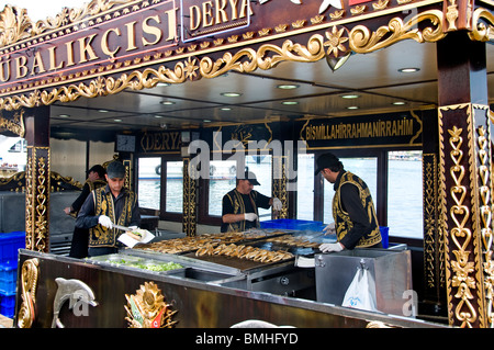 Istanbul Restaurant Terrasse Boote Goldene Horn Galata Waterfront Brückenturm verkaufen heiße Makrele Fisch Balik Ekmek Eminonu Stockfoto Istanbul Restaurant Terrasse Boote Goldene Horn Galata Waterfront Brückenturm verkaufen heiße Makrele Fisch Balik Ekmek Eminonu Stockfoto