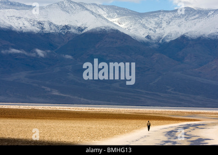 Einsame Touristen zu Fuß auf Badwater Basin. Tiefsten Punkt in den Vereinigten Staaten. Death Valley Nationalpark, Kalifornien. Stockfoto