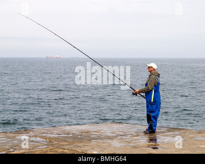 Ein Mann Makrelen angeln bereit am Ende des South Gare Wellenbrecher am Teesport auszutreiben Stockfoto