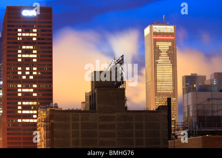 CNA-Building und Aon Center in Chicago anzeigen Unterstützung bei den Chicago Blackhawks in 2010 Stanley-Cup-Finale Stockfoto