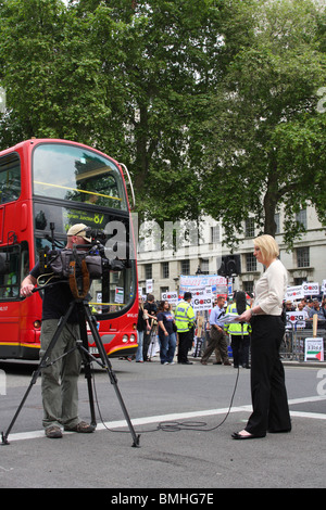 Ein Sky News Reporter Rundfunk bei der Demonstration "Freiheit für Palästina" auf Whitehall, Westminster, London, England, Vereinigtes Königreich Stockfoto