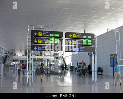 Blick entlang der Pier des terminal 3 (Luftseite), Flughafen, Malaga, Costa Del Sol, Provinz Malaga, Andalusien, Südspanien, Westeuropa. Stockfoto