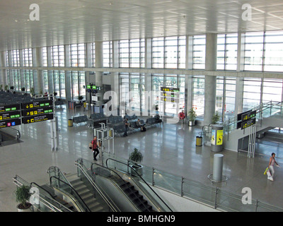 Blick entlang der Pier des terminal 3 (Luftseite), Flughafen, Malaga, Costa Del Sol, Provinz Malaga, Andalusien, Südspanien, Westeuropa. Stockfoto