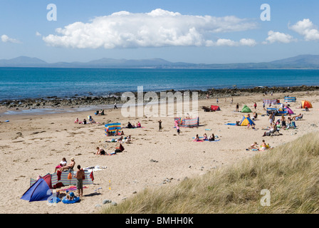 UK Beach Sommer. Llandanwg Beach mit Sommerurlaubern. Gwynedd North Wales Snowdonia National Park in der Ferne. 2010 2010s HOMER SYKES Stockfoto