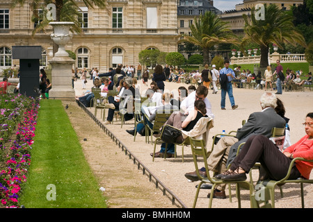 Parisern genießen Sie einen sonnigen Tag im Parc du Luxembourg, Paris, Frankreich Stockfoto