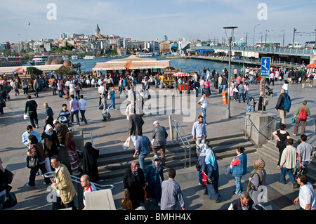 Istanbul Restaurant Terrasse Boote Goldene Horn Galata Waterfront Brückenturm verkaufen heiße Makrele Fisch Balik Ekmek Eminonu Stockfoto