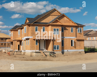Holz-Rahmen zweistöckiges Haus mit OSB ummantelt Wände im Bau. Milton, Ontario, Kanada. Stockfoto