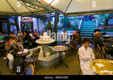 Besucher genießen einen Drink an der inneren Terrasse des Cafés große Moschee, Paris, Frankreich Stockfoto