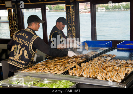 Istanbul Restaurant Terrasse Boote Goldene Horn Galata Waterfront Brückenturm verkaufen heiße Makrele Fisch Balik Ekmek Eminonu Stockfoto Istanbul Restaurant Terrasse Boote Goldene Horn Galata Waterfront Brückenturm verkaufen heiße Makrele Fisch Balik Ekmek Eminonu Stockfoto