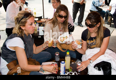 Istanbul Restaurant Terrasse Boote Goldene Horn Galata Waterfront Brückenturm verkaufen heiße Makrele Fisch Balik Ekmek Eminonu Stockfoto Istanbul Restaurant Terrasse Boote Goldene Horn Galata Waterfront Brückenturm verkaufen heiße Makrele Fisch Balik Ekmek Eminonu Stockfoto