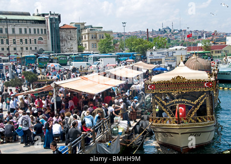 Istanbul Restaurant Terrasse Boote Goldene Horn Galata Waterfront Brückenturm verkaufen heiße Makrele Fisch Balik Ekmek Eminonu Stockfoto