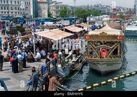 Istanbul Restaurant Terrasse Boote Goldene Horn Galata Waterfront Brückenturm verkaufen heiße Makrele Fisch Balik Ekmek Eminonu Stockfoto