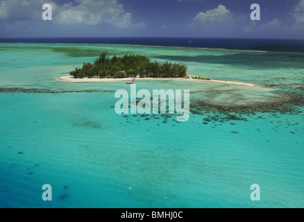 Motu Tapu in Bora Bora Lagune. Luftaufnahme von einer kleinen Insel. Stockfoto