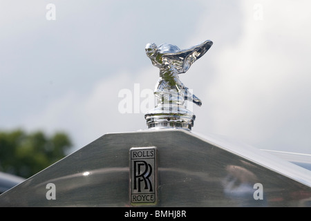 Die Spirit of Ecstasy, auch als Emily, Silver Lady oder Flying Lady an einem Rolls-Royce Kraftfahrzeug England UK Stockfoto