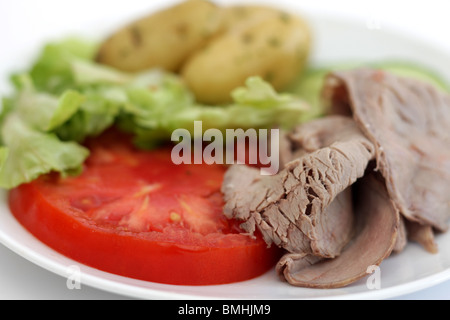FreshlyPrepared Kaltes Roastbeef Salat mit neuen Salzkartoffeln serviert auf einem Teller mit Keine Personen Stockfoto