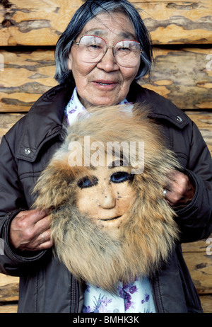 Eine Nunamiut Inupiat Eskimo Dame zeigt eine Karibu-Haut-Gesichtsmaske mit Fuchs Pelzbesatz, die sie in Anaktuvuk Pass, Alaska gemacht. Stockfoto