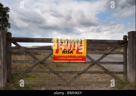 Feuer Gefahr Warnschild am Tor in der Nähe von trockenen Moor. Stockfoto