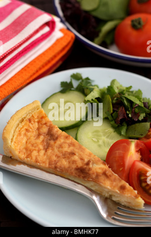 Frisch gebackene Vegetarische Quiche serviert mit frischen Salat auf einen Teller mit Keine Personen Stockfoto