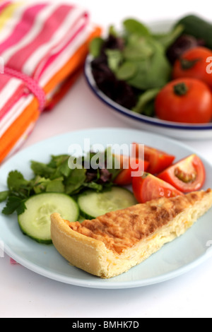 Frisch gebackene Vegetarische Quiche serviert mit frischen Salat auf einen Teller mit Keine Personen Stockfoto